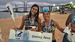 Melissa Molina y su pareja celebran el título del Circuito Argentino de Vóley Playa en la playa Arazaty, Corrientes.