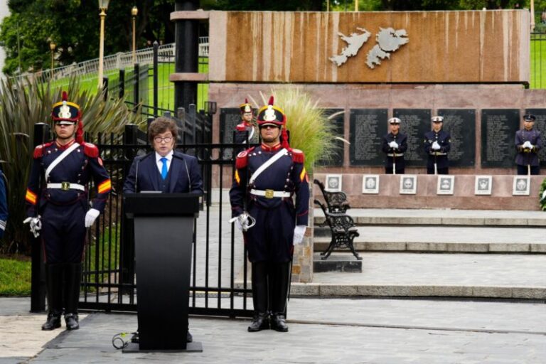 El presidente Javier Milei durante su discurso en el acto por el Día del Veterano de Malvinas en la Plaza San Martín.