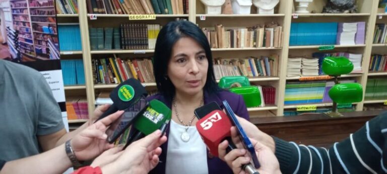 Ministra de Educación de Corrientes, Ana Miño, en una recorrida escolar