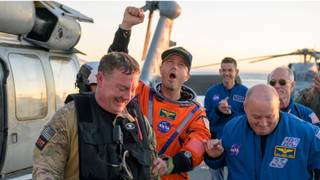 Cápsula Orion de la NASA siendo recuperada en el Océano Pacífico tras el amerizaje de la misión Artemis II.