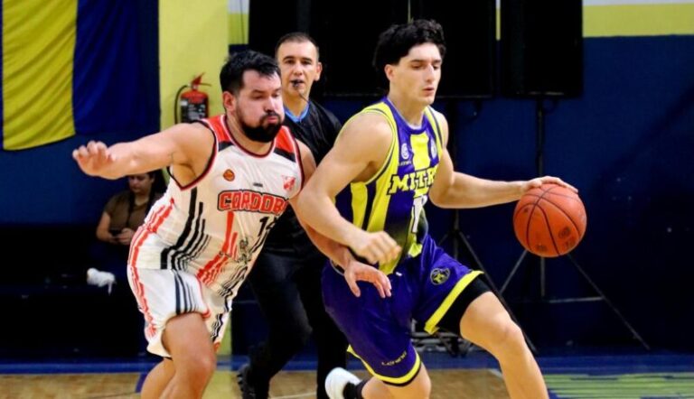 Jugadores de Mitre de Posadas en acción durante el partido de la Liga Federal de Básquet contra Córdoba.