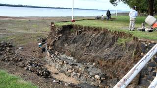 Trabajos de recuperación en la defensa costera del camping La Magia de un Lugar, Monte Caseros, Corrientes.