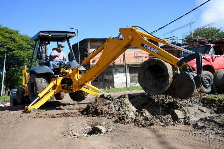 Trabajos de recuperación en plaza Cabral y obras viales en la ciudad de Corrientes
