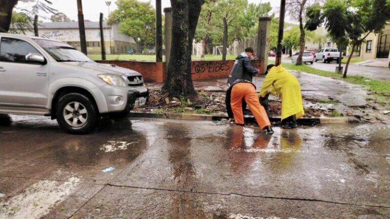 Cuadrillas municipales realizando tareas de limpieza en sumideros de un barrio de Corrientes tras las lluvias.