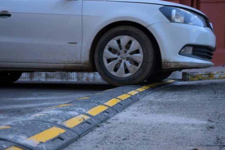 Trabajadores de la Municipalidad de Corrientes instalando un reductor de velocidad en una calle