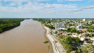 Vista aérea de los trabajos de construcción de la nueva costanera de Goya, junto al río Paraná.
