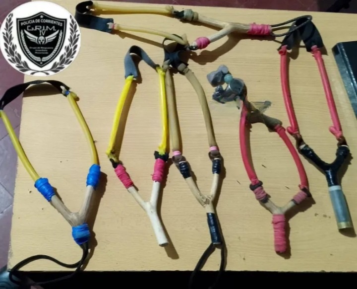 Policía patrullando en un barrio de la ciudad de Corrientes