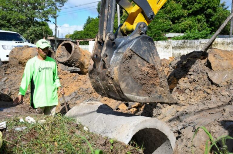 Cuadrillas municipales trabajando en obras de entubamiento en la Avenida del IV Centenario y calle Hortensio Quijano, barrio Juan XXIII, Corrientes.
