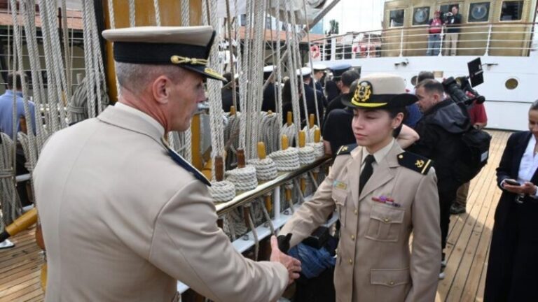Oficial Merie Ester Da Silva, correntina, en la Fragata Libertad.