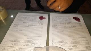 Ilustración de un operativo policial nocturno en un barrio de Corrientes.