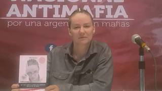 Ilustración representativa de una lupa sobre documentos judiciales, en referencia a la investigación solicitada en el caso Loan.