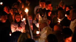 Papa León XIV durante la celebración de la Vigilia Pascual en la Capilla Sixtina.