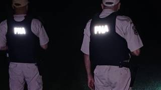 Efectivos de Prefectura Naval durante un operativo de control en la zona fronteriza de Monte Caseros, Corrientes.