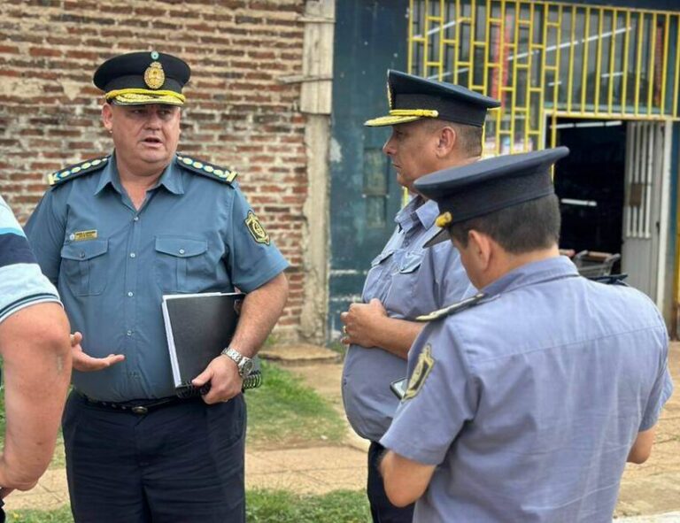 Reunión entre productores rurales y autoridades de seguridad en la Sociedad Rural de La Cruz, Corrientes.