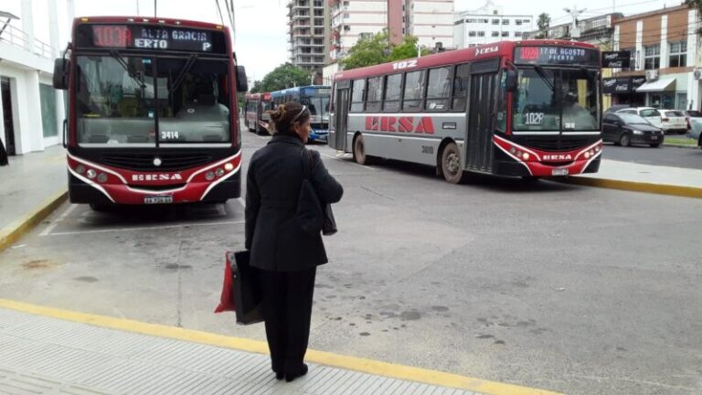 Colectivos de la línea 1 y 2 estacionados en la terminal de Corrientes