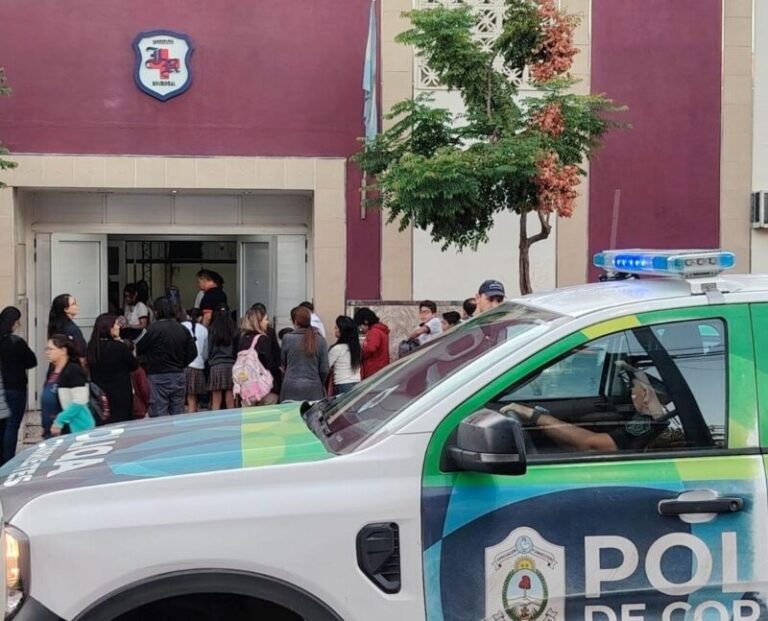 Efectivos policiales en el ingreso a un establecimiento educativo de la ciudad de Corrientes