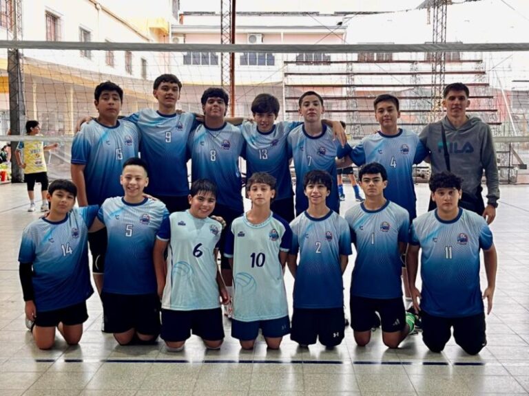 Equipo de vóley de Regatas Corrientes en el Torneo Preinternacional de Villa Ocampo