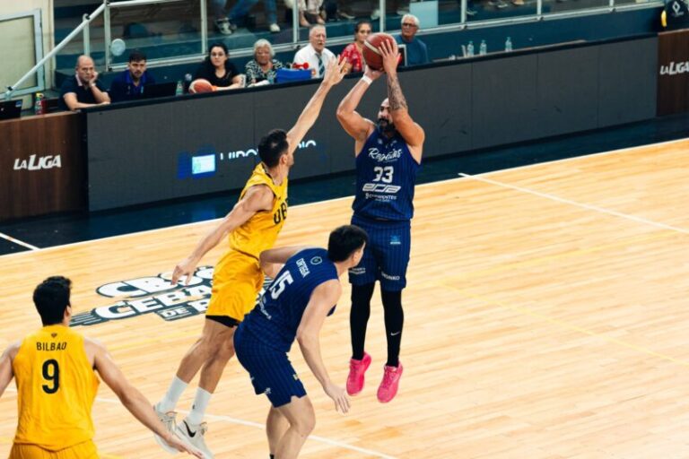 Jugadores de Regatas Corrientes celebrando la victoria en el Fortín Rojinegro.