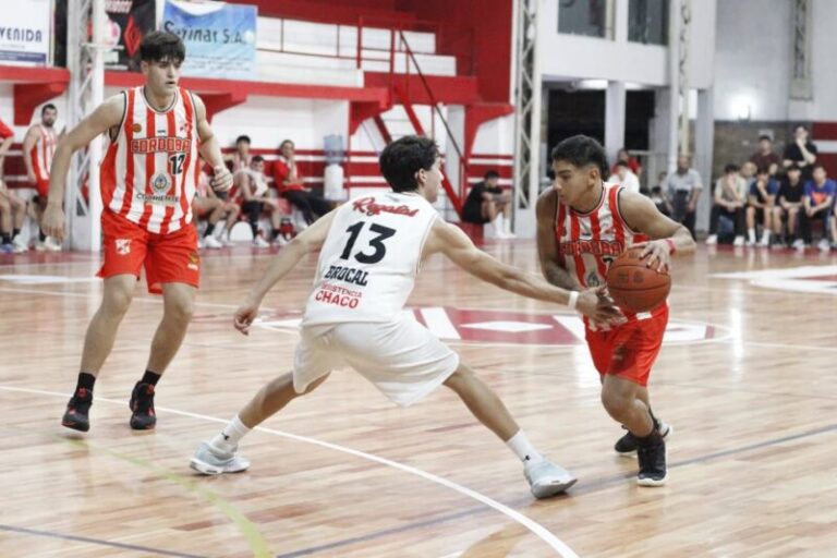Jugadores de Regatas Resistencia y Club Básquetbol Córdoba durante el partido de la Liga Federal.