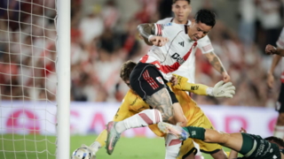 Los escudos de River Plate y Belgrano, separados por un balón de fútbol.