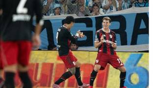 Jugadores de River Plate celebran un gol durante el partido contra Racing Club en el estadio Presidente Perón.