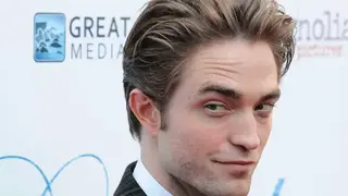 Robert Pattinson, actor conocido por interpretar a Batman, en una imagen promocional.