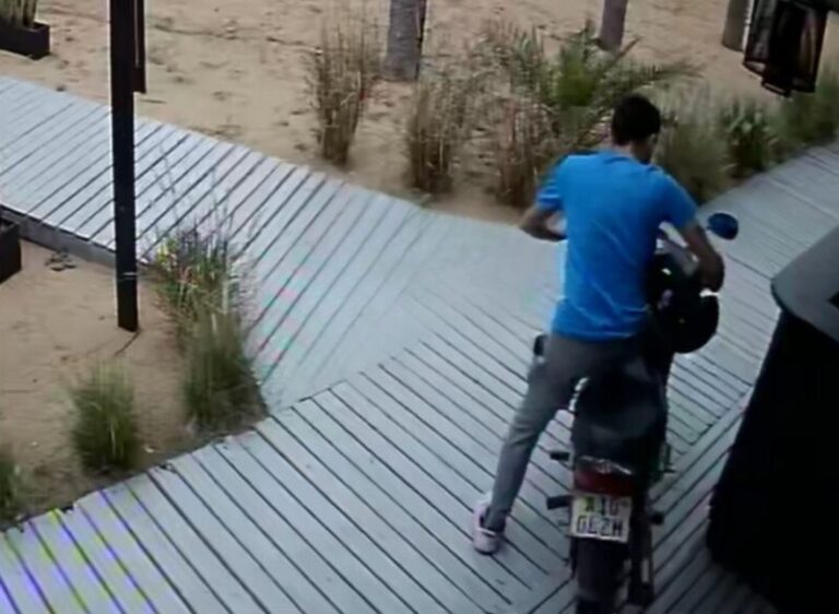 Ilustración de una motocicleta en la zona de la Costanera Sur de Corrientes