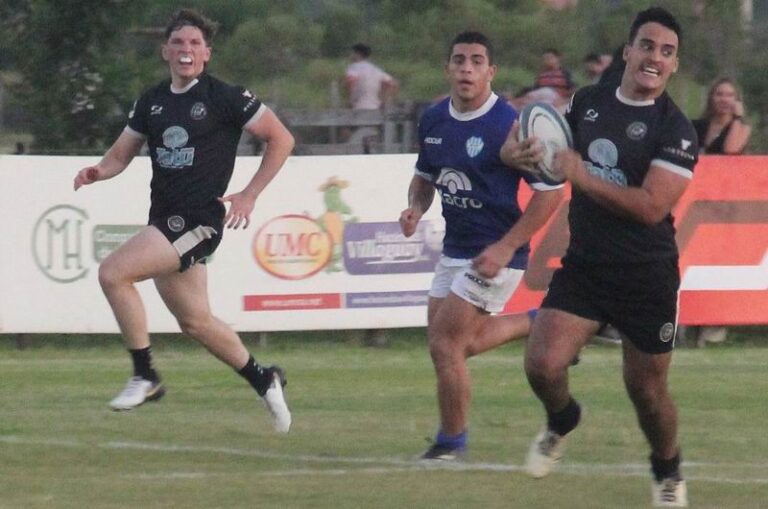 Jugadores de rugby en acción durante un partido del torneo del Nordeste