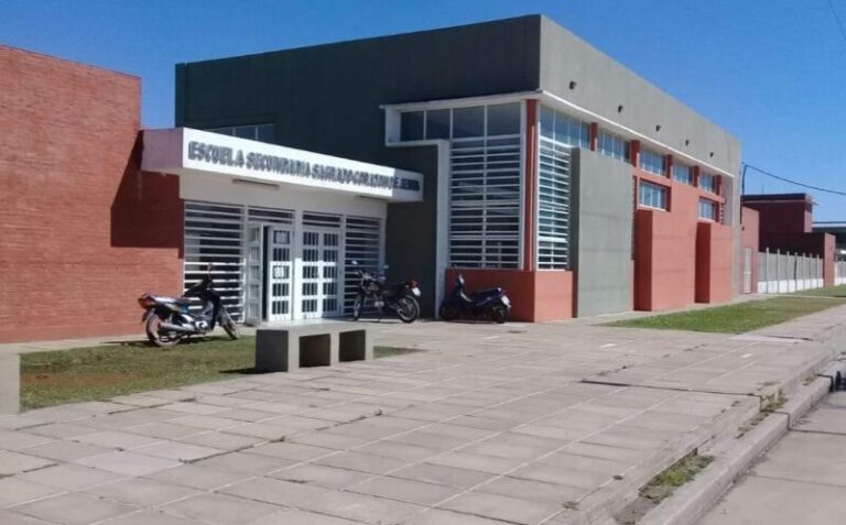 Estudiantes del Colegio Sagrado Corazón de Goya con mochilas transparentes en la entrada