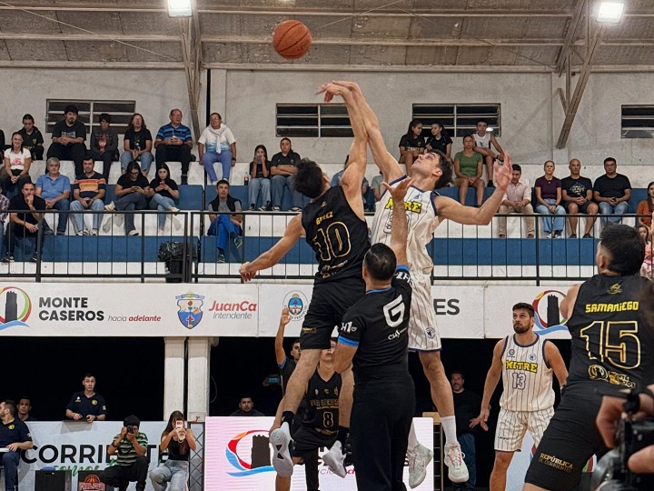Jugadores de San Lorenzo de Monte Caseros en partido de básquetbol de la Liga Federal.