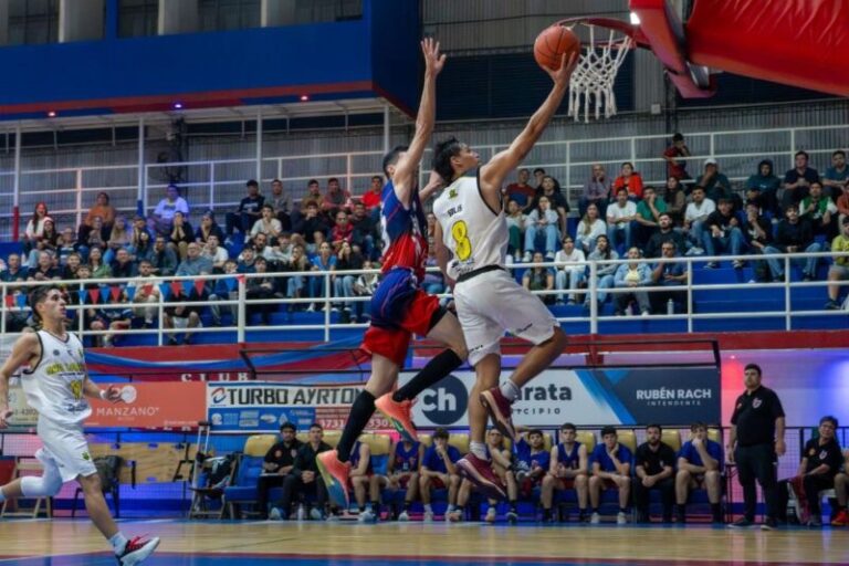 Jugadores de Hércules de Charata y San Lorenzo de Monte Caseros en acción durante el partido de la Liga Federal de Básquetbol.