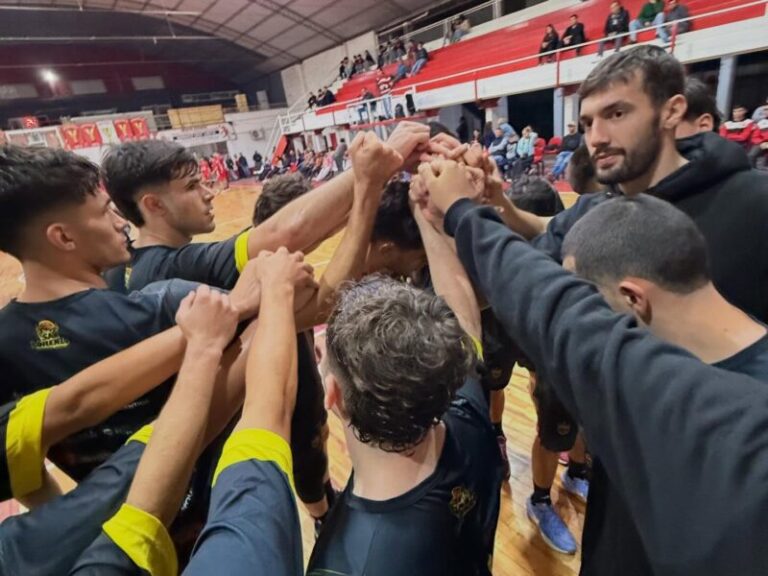 Jugadores de San Lorenzo de Monte Caseros en partido de la Liga Federal de Básquetbol contra Cultural de Santa Sylvina.
