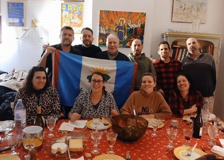 Bernard Coudron en San Luis del Palmar junto a Nahuel Ramírez y la bandera francesa