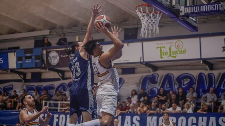 Jugadores de San Martín de Corrientes en acción durante un partido de la Liga Nacional en el Fortín Rojinegro.