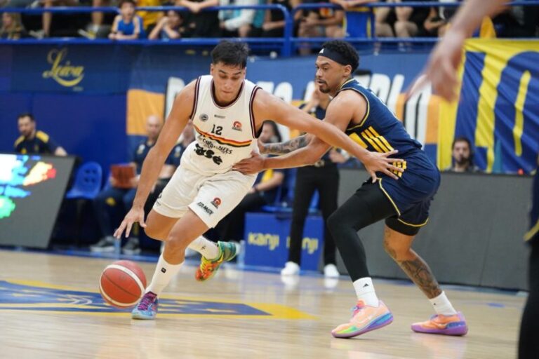 Partido de básquet entre San Martín de Corrientes y Boca Juniors en el Fortín Rojinegro