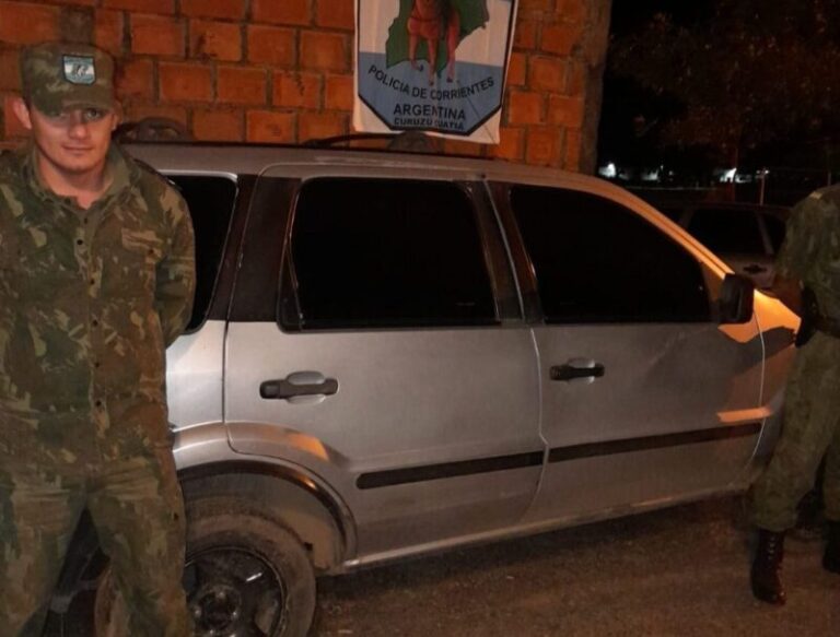 Operativo policial de secuestro de una camioneta Ford EcoSport en una calle de Curuzú Cuatiá.