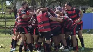 Jugadores de rugby en acción durante un partido del Torneo Local de la URNE.