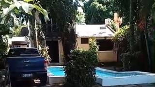 Ilustración de una pileta residencial con símbolo de precaución, referencia al accidente en Paso de la Patria.