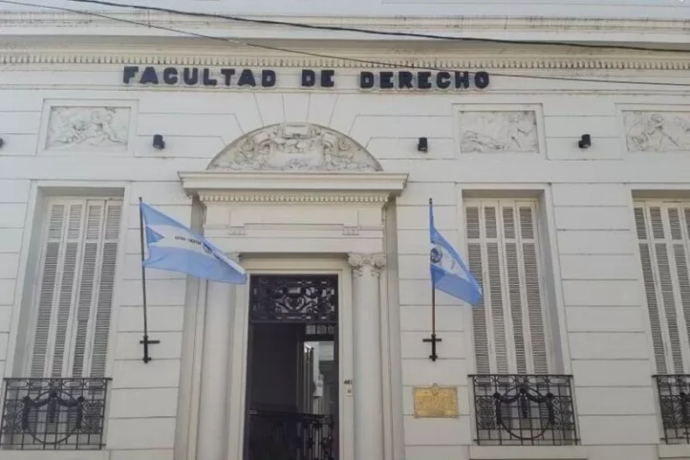 Salón Azul de la Facultad de Derecho de la UNNE en Corrientes, sede del conversatorio.
