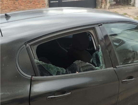Vehículo con vidrio roto estacionado en una calle residencial de Corrientes