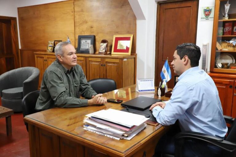 Autoridades municipales de Virasoro durante presentación de programa para emprendedores