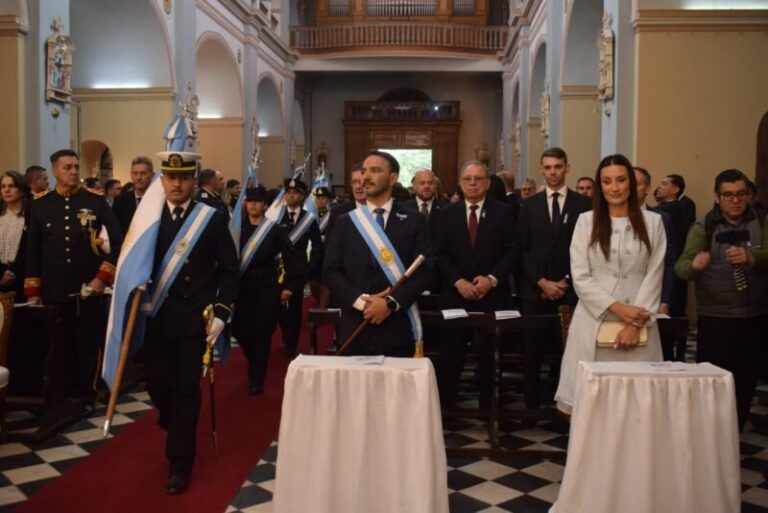 Autoridades durante el izamiento de la Bandera Nacional en la Plaza 25 de Mayo de Corrientes