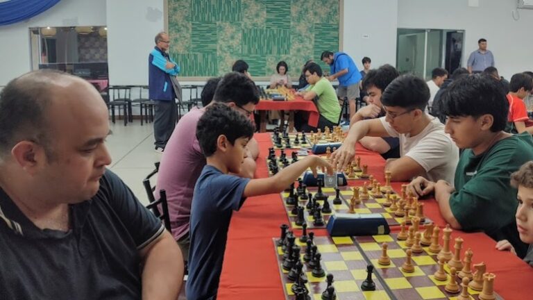 Partida de ajedrez durante el torneo Copa Ñandé en la Sociedad Española de Corrientes