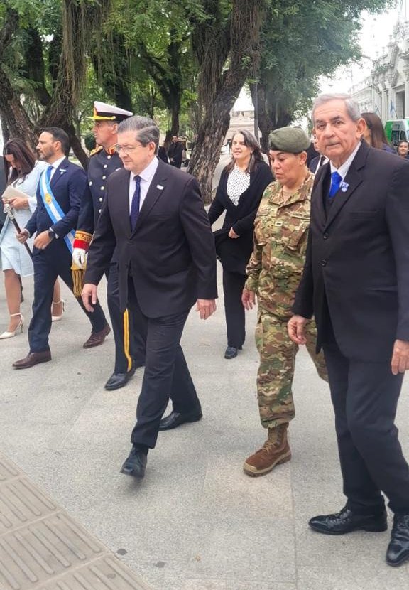 Autoridades provinciales en el acto por el 216° aniversario de la Revolución de Mayo en Corrientes