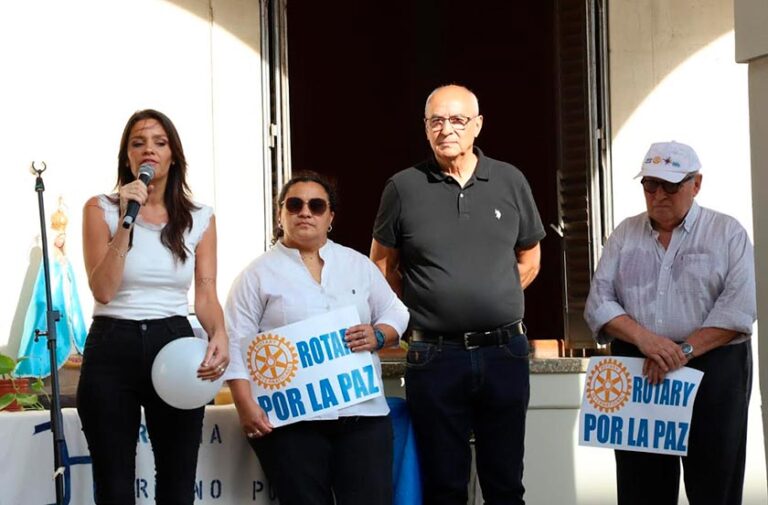 Participantes de la Caminata por la Paz en Bella Vista con pancartas y accesorios blancos