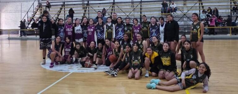 Jugadoras de básquet femenino de Colón en partido amistoso contra Antorcha de Saladas