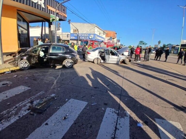 Rescate de un atrapado en choque vial en avenida Independencia, Corrientes