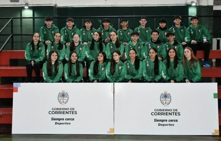 Entrega de indumentaria a selecciones correntinas Sub-18 de vóley en la Secretaría de Deportes