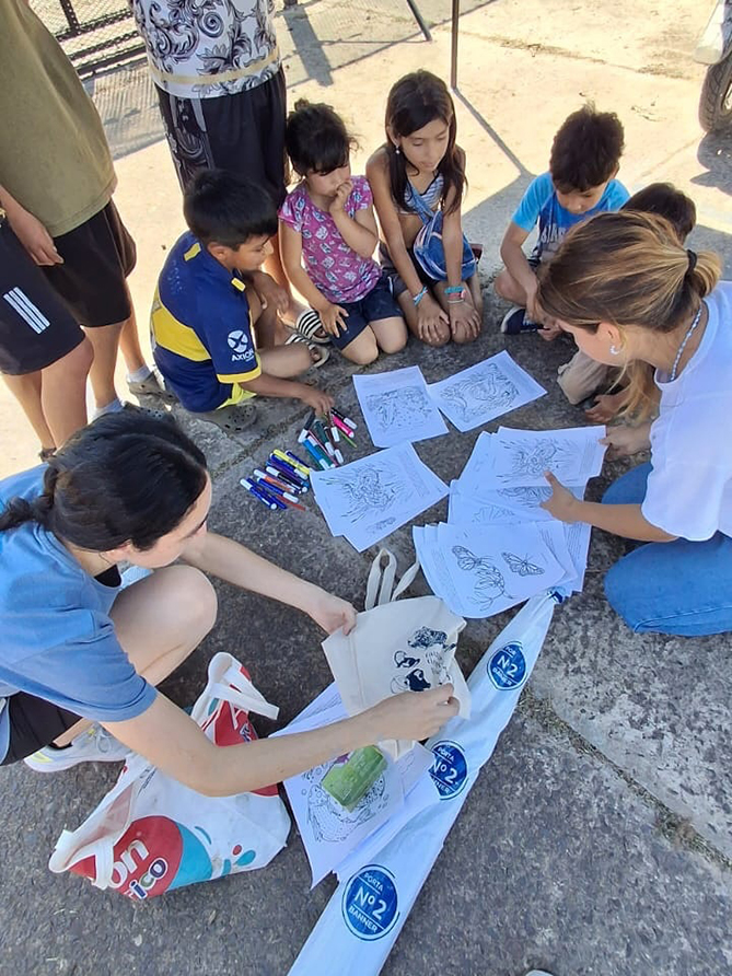 Voluntarios en actividad ambiental en Corrientes