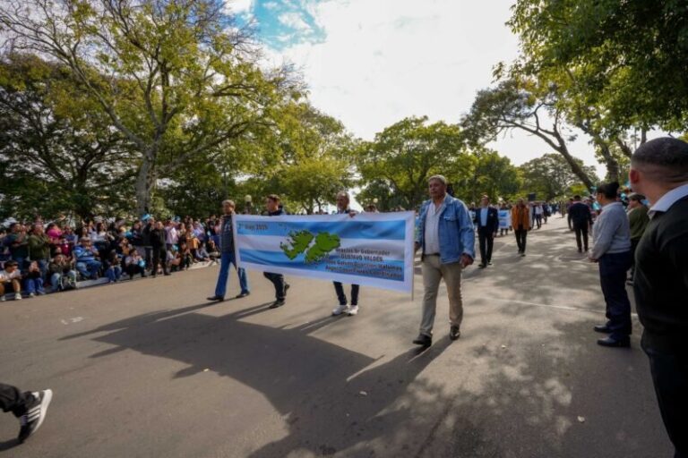 Desfile del 25 de Mayo en la Costanera de Corrientes
